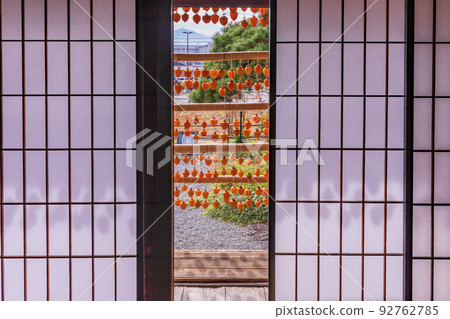 (Yamanashi Prefecture) Former Takano Family Residence (Kanko Yashiki) Persimmons in front of the eaves seen from the tatami room (Yamanashi Prefecture) Former Takano Family Residence (Kanko Yashiki) Persimmons in front of the eaves seen from the tatami room 92762785