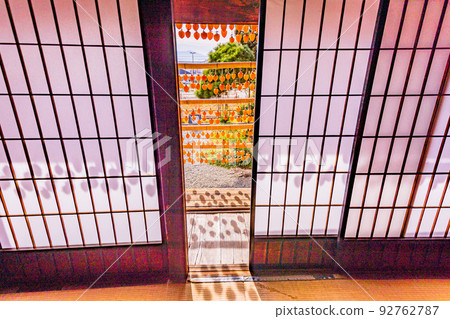 （山梨縣）舊高野家（Kanko Yashiki）從榻榻米房間看到的屋簷前的柿子 92762787