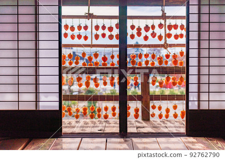 (Yamanashi Prefecture) Former Takano Family Residence (Kanko Yashiki) Persimmons in front of the eaves seen from the tatami room (Yamanashi Prefecture) Former Takano Family Residence (Kanko Yashiki) Persimmons in front of the eaves seen from the tatami room 92762790