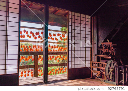 (Yamanashi Prefecture) Former Takano Family Residence (Kanko Yashiki) Persimmons in front of the eaves seen from the tatami room (Yamanashi Prefecture) Former Takano Family Residence (Kanko Yashiki) Persimmons in front of the eaves seen from the tatami room 92762791
