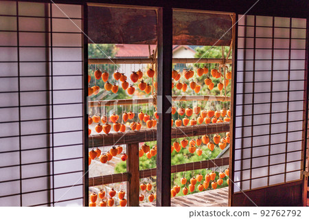 (Yamanashi Prefecture) Former Takano Family Residence (Kanko Yashiki) Persimmons in front of the eaves seen from the tatami room (Yamanashi Prefecture) Former Takano Family Residence (Kanko Yashiki) Persimmons in front of the eaves seen from the tatami room 92762792