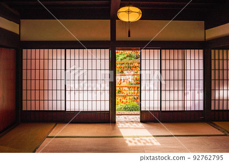 (山梨縣)舊高野家(Kanko Yashiki)從榻榻米房間看到的屋簷前的柿子 (山梨縣)舊高野家(Kanko Yashiki)從榻榻米房間看到的屋簷前的柿子 92762795