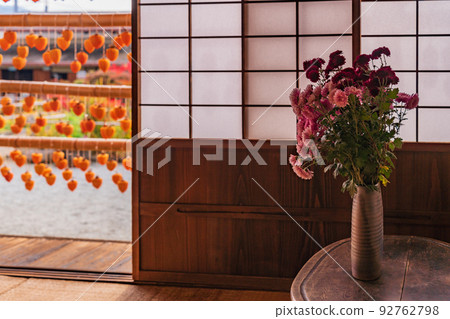 (Yamanashi Prefecture) Former Takano Family Residence (Kanko Yashiki) Persimmons in front of the eaves seen from the tatami room 92762798