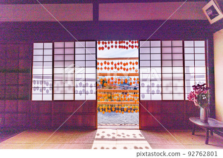 (Yamanashi Prefecture) Former Takano Family Residence (Kanko Yashiki) Persimmons in front of the eaves seen from the tatami room (Yamanashi Prefecture) Former Takano Family Residence (Kanko Yashiki) Persimmons in front of the eaves seen from the tatami room 92762801