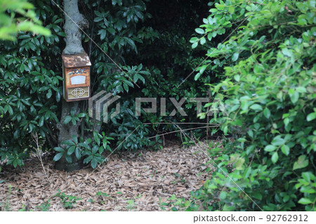 一個被遺棄的房子留下的郵箱 一個被遺棄的房子留下的郵箱 92762912