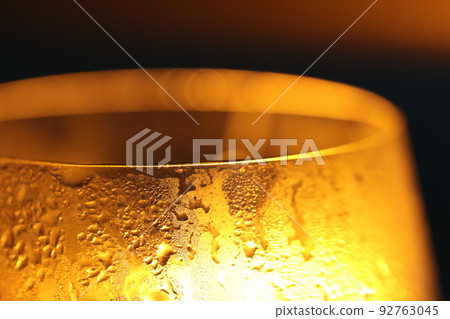 一杯冷琥珀酒和飲料的特寫鏡頭。嘶嘶聲和表面霜質地。 92763045