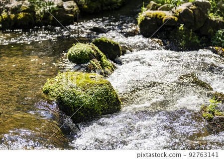 夏季的京都,上賀茂神社(Kamowakeikazuchi Shrine),御物之井川(Omonoi River)的轄區,京都府京都市 夏季的京都,上賀茂神社(Kamowakeikazuchi Shrine),御物之井川(Omonoi River)的轄區,京都府京都市 92763141