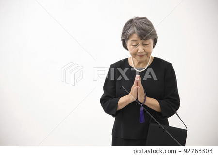 喪服的資深婦女 92763303