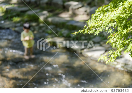 夏季的京都，上賀茂神社（Kamowakeikazuchi Shrine），御物川（Omonoi River）和轄區內的孩子們，京都府京都市 92763483