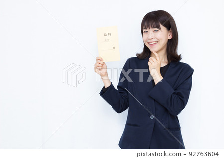 A business woman in her thirties who is troubled with a salary bag A business woman in her thirties who is troubled with a salary bag 92763604