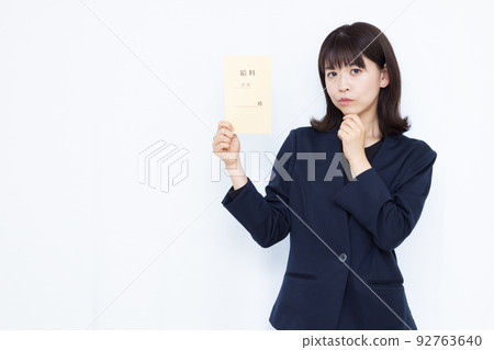 一個被工資袋困擾的三十多歲的女商人 92763640