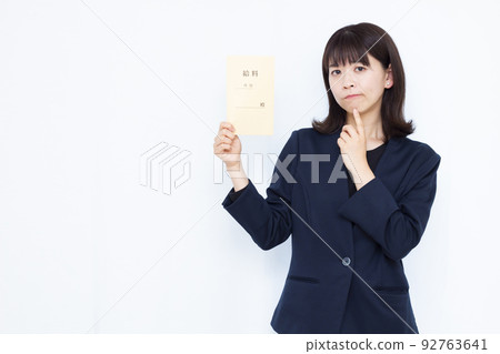 一個被工資袋困擾的三十多歲的女商人 92763641