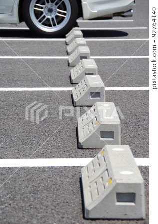 A state in which a passenger car is parked in a parking slot in a parking lot 92764140