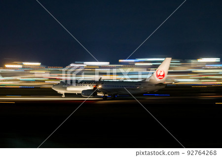 [Osaka International Airport] Airplanes taking off from Itami Airport 92764268