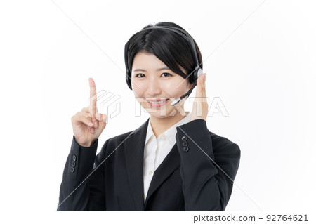 一名身穿白色背景西裝和耳機並做第一個姿勢的操作員的肖像 92764621
