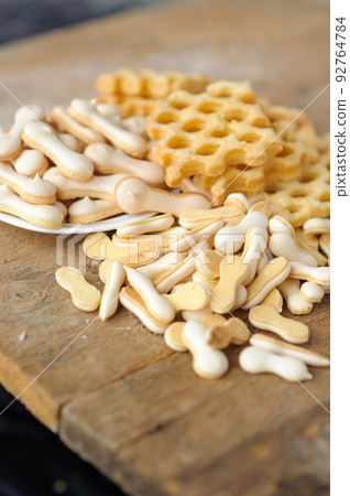 Many cookies on the wooden table Many cookies on the wooden table 92764784