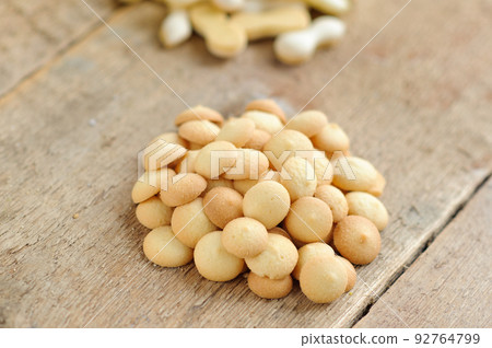 Many cookies on the wooden table 92764799
