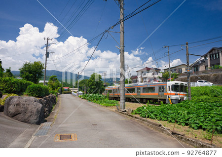 前往御殿場線夏日風景的列車 92764877