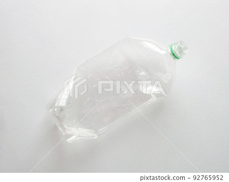 Crushed 1500ml PET bottle container 92765952