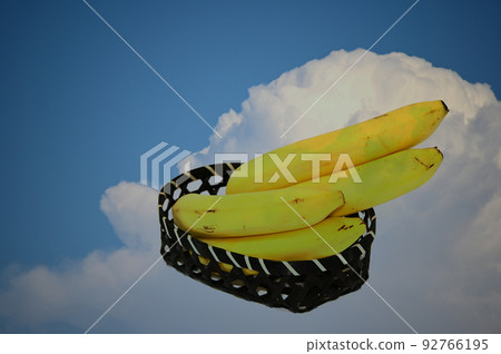Blue sky and banana 92766195