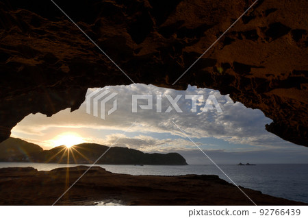 Sunrise on Onigajo [Kumano City, Mie Prefecture] 92766439
