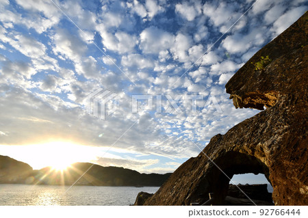Sunrise on Onigajo [Kumano City, Mie Prefecture] 92766444
