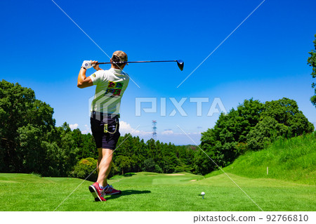 一名男子在高爾夫球場的發球檯上擊球的後視圖（千葉縣木更津市） 92766810