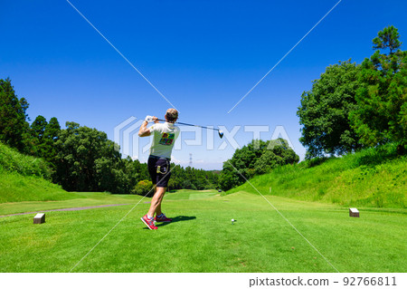 一名男子在高爾夫球場的發球檯上擊球的後視圖（千葉縣木更津市） 92766811