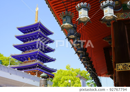 Nakayama Temple / Five-storied pagoda and hanging lanterns in the main hall (Takarazuka City, Hyogo Prefecture) 92767794