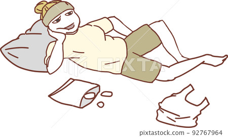 在客廳裡閒逛的女人 92767964