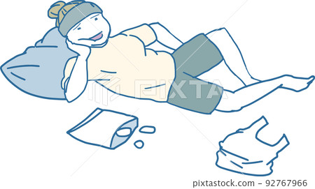 在客廳裡閒逛的女人 92767966