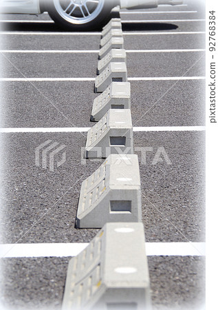 客車停在停車場的停車框內的狀態（插畫風格） 92768384