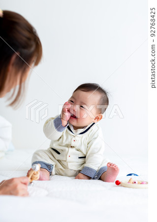 坐著的嬰兒和母親嬰兒 坐著的嬰兒和母親嬰兒 92768425
