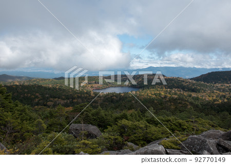 長野縣南作區北八岳童話公路沿線白駒池/白駒森林的高見石看到的秋葉、藍天、雲彩和石頭 92770149