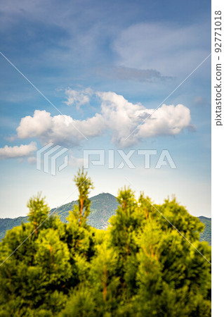 從北大路看初夏的天空和比叡山 92771018