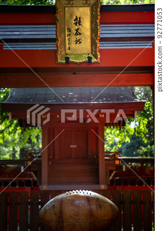 下鴨神社、忠之森、關西橄欖球聖地、左田神社的橄欖球球狀供養箱 92771053
