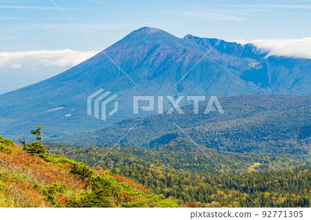 Japan's 100 Famous Mountains Hachimantai in autumn with autumn foliage shining in the grass View of Mt. Iwate from Mikaeri Pass Japan's 100 Famous Mountains Hachimantai in autumn with autumn foliage shining in the grass View of Mt. Iwate from Mikaeri Pass 92771305