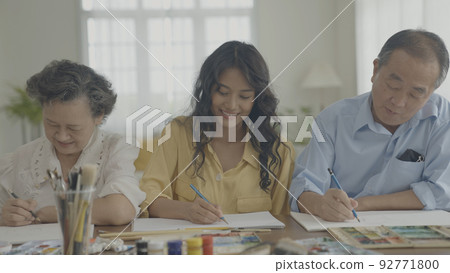 Artist concept of 4k Resolution. Asian families drawing together in the living room. Artist is creating work. Leisure activities and hobbies. Artist concept of 4k Resolution. Asian families drawing together in the living room. Artist is creating work. Leisure activities and hobbies. 92771800