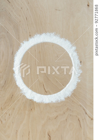 flour powder sprinkled in circle on board 92771868