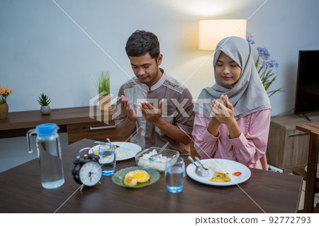 muslim couple having breakfast or sahur early morning muslim couple having breakfast or sahur early morning 92772793