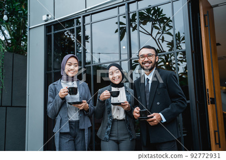 business people enjoying coffee while having a break business people enjoying coffee while having a break 92772931