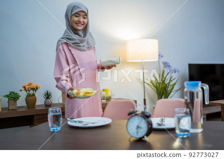muslim woman wake up early to have a morning breakfast muslim woman wake up early to have a morning breakfast 92773027