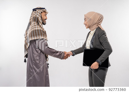 asian muslim man and woman shaking hand 92773360