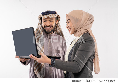 muslim business partner discussing and meeting using laptop pc 92773406