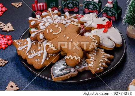 Delicious gingerbread cookies with honey, ginger and cinnamon Delicious gingerbread cookies with honey, ginger and cinnamon 92774288