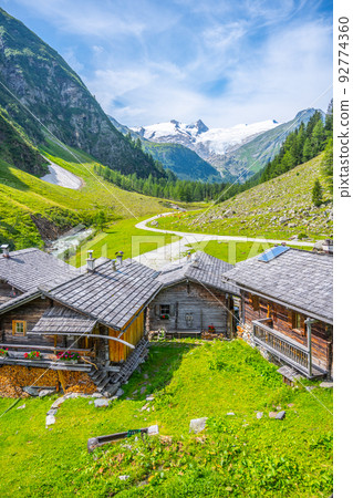 Idyllic alpine valley with cozy wooden rural houses 92774360