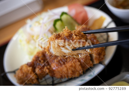 Thick-sliced pork cutlet set meal with sauce (up) 92775289
