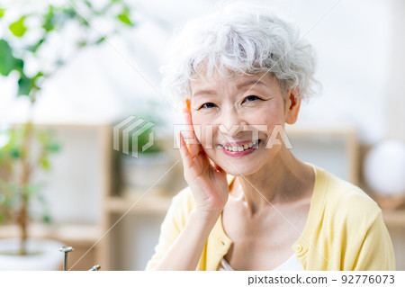 資深婦女化妝秀麗 92776073