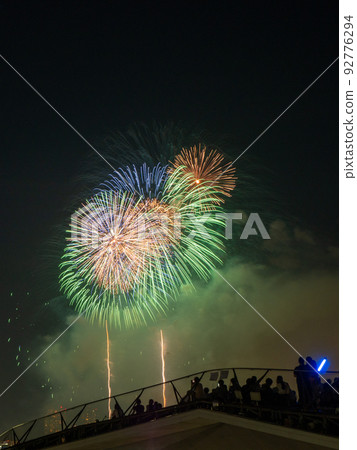 Minato Mirai fireworks seen from Osanbashi 92776294
