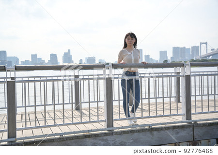 從台場的一個碼頭看海的女人 從台場的一個碼頭看海的女人 92776488